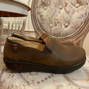Brown oiled leather Alegria Keli shoes.